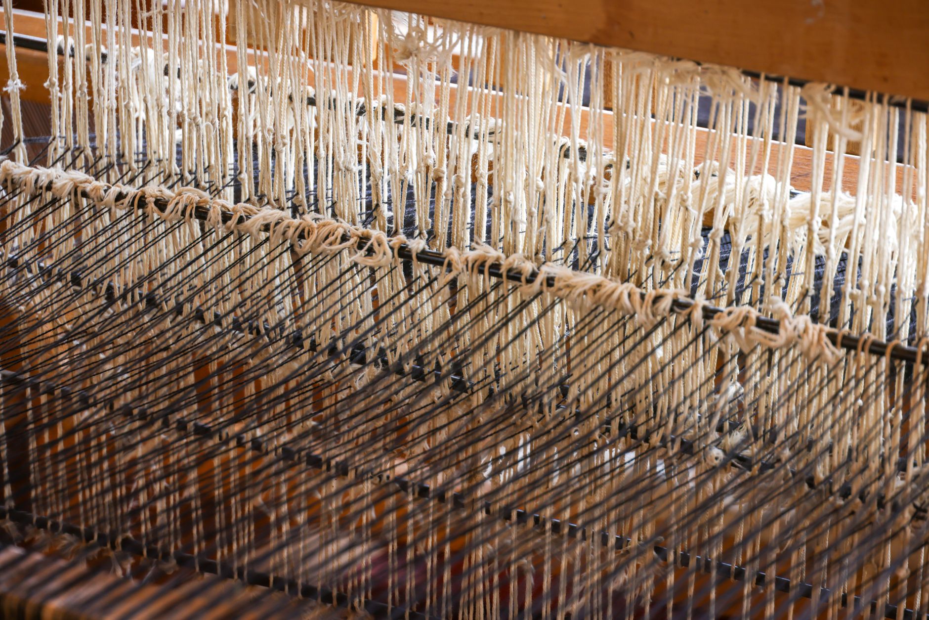 Le fil d'or du Cambodge : dans l'atelier des tisserandes de soie khmère